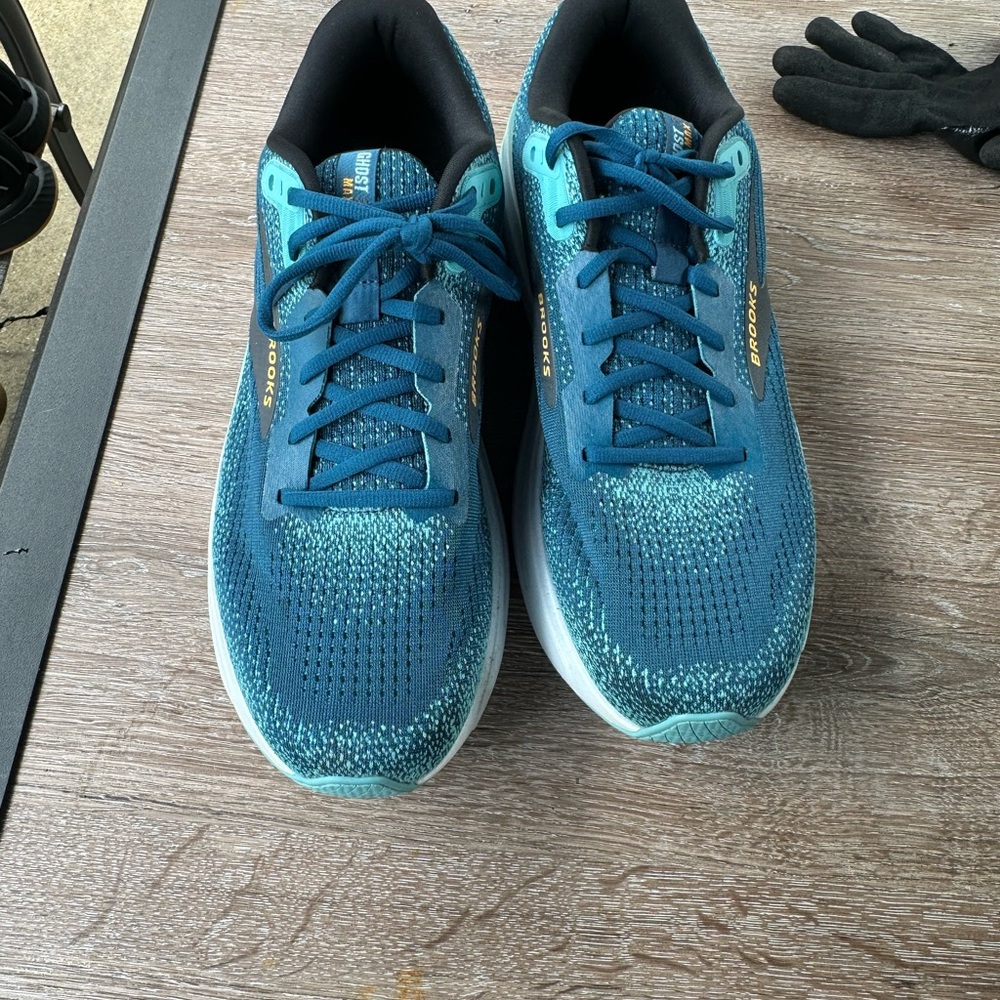 Brooks Blue Athletic Shoes with Breathable Mesh Design